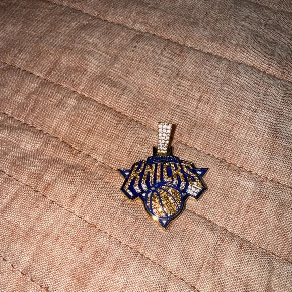 New York Knicks 18K Gold Plated Pendant - Picture 7 of 7